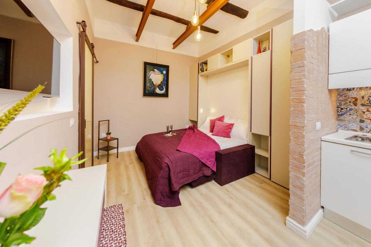 Vicky'S Luxury Guesthouse เนเปิลส์ ภายนอก รูปภาพ