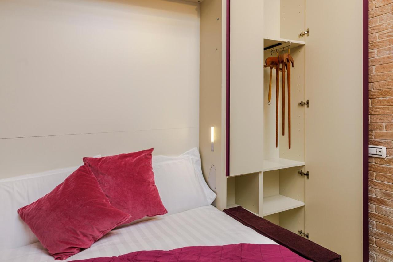 Vicky'S Luxury Guesthouse เนเปิลส์ ภายนอก รูปภาพ
