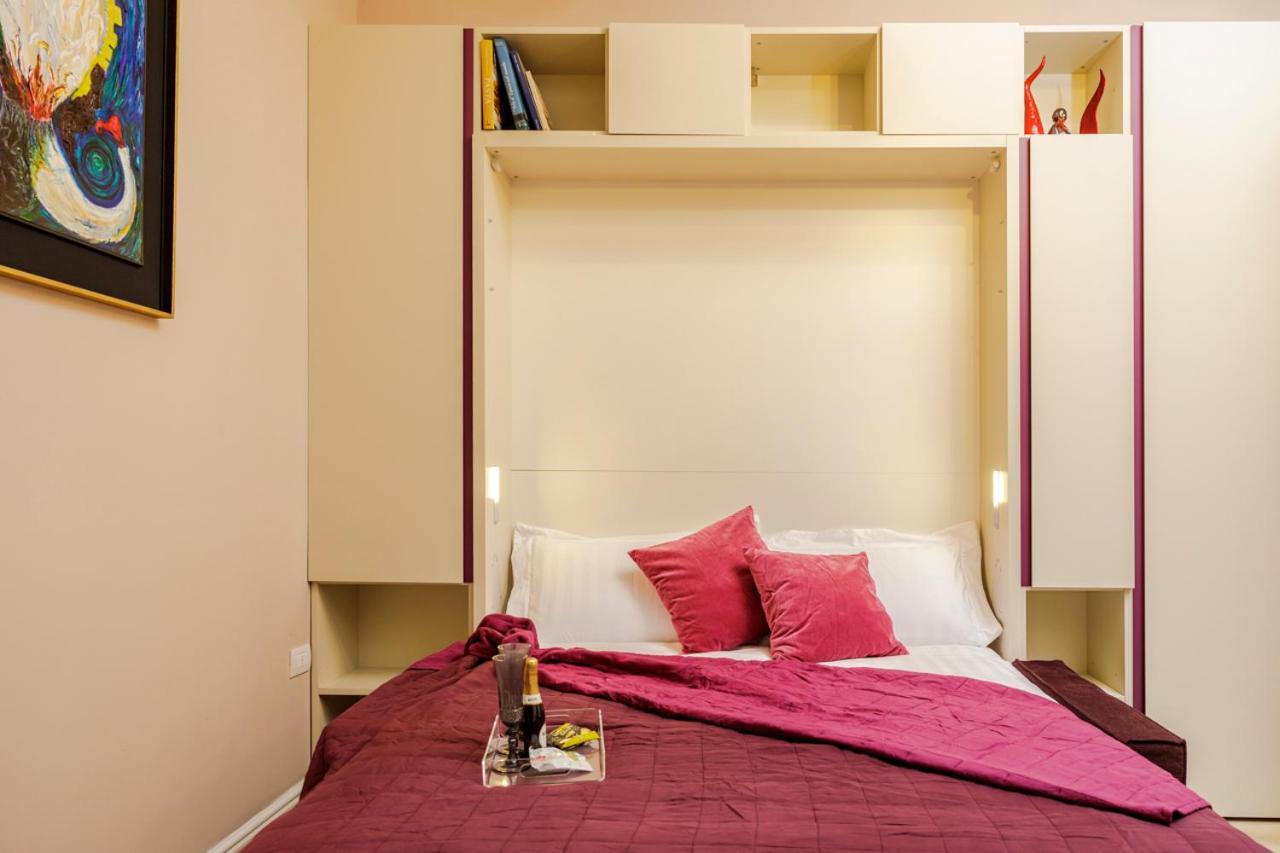Vicky'S Luxury Guesthouse เนเปิลส์ ภายนอก รูปภาพ